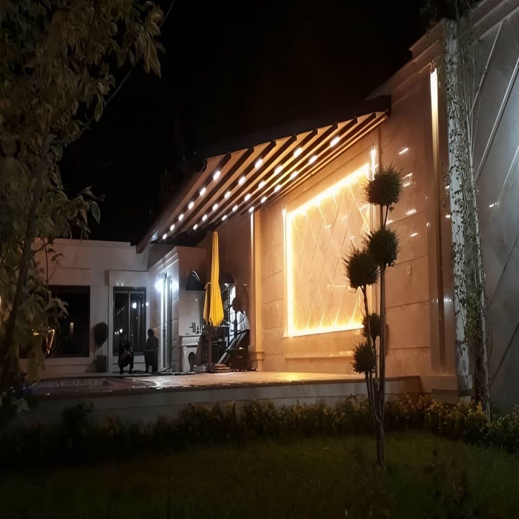 سقف متحرک پارچه ای با پوشش هماهنگ با نمای فرفورژه سقف متحرک پارچه ای با پوشش هماهنگ با نمای فرفورژه