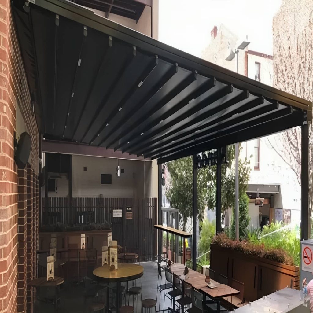 سقف متحرک پارچه ای باز شده برای حفظ حریم