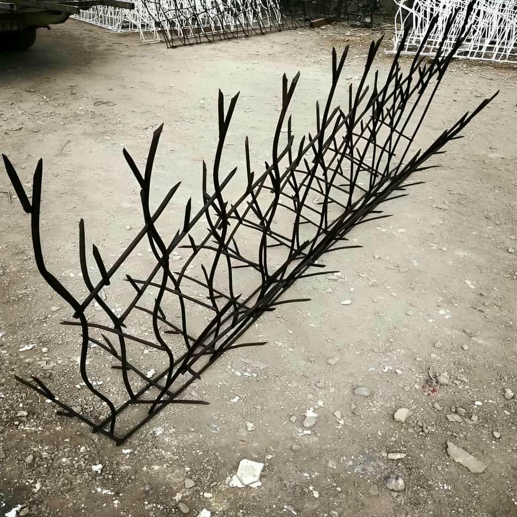 حفاظ شاخ گوزنی طرح اف نصب شده روی دیوار ساختمان حفاظ شاخ گوزنی طرح اف نصب شده روی دیوار ساختمان