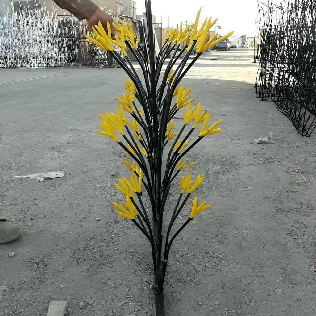 نرده آهنی روی دیوار با طراحی باریک فلزی