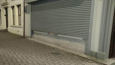 کرکره اتوماتیک سفید برای ورودی ویلایی با تیغه یکدست