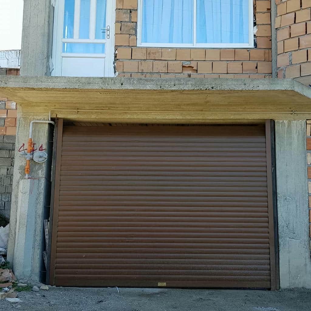 کرکره پارکینگ نصب شده در نمونه اجرای ساختمان نوساز