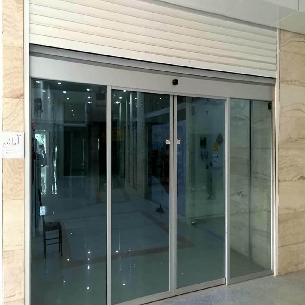 کرکره اتوماتیک طوسی برای ورودی باغ با نمای مدرن