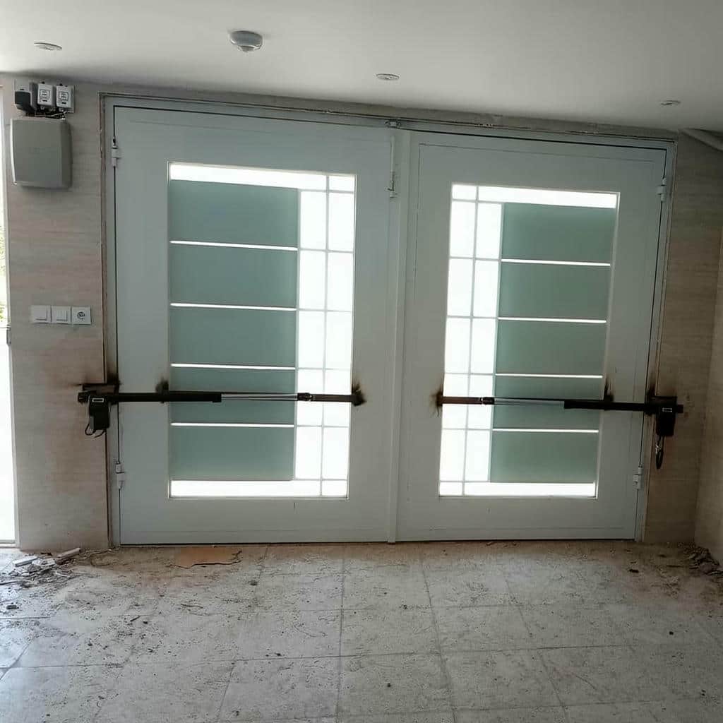 اپراتور درب پارکینگ با رنگ سفارشی کنار درب فلزی
