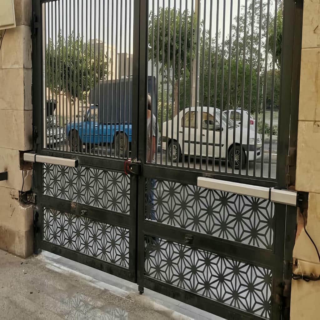 جک هیدرولیک نصب شده روی درب پارکینگ فضای گرم