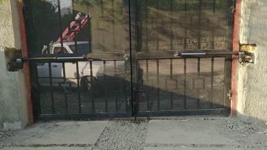 جک بازویی نصب شده روی درب بزرگ لولایی