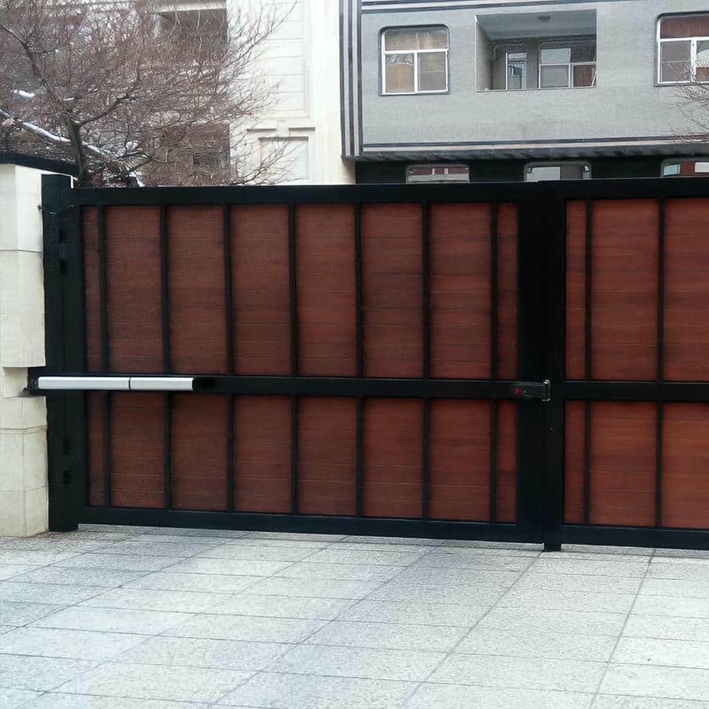جک تک لنگه ایرانی نصب شده روی درب ورودی