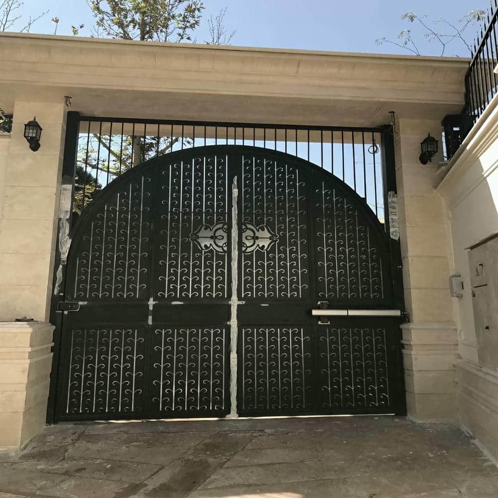 جک هیدرولیک در نمونه اجرای ورودی با متریال مقاوم