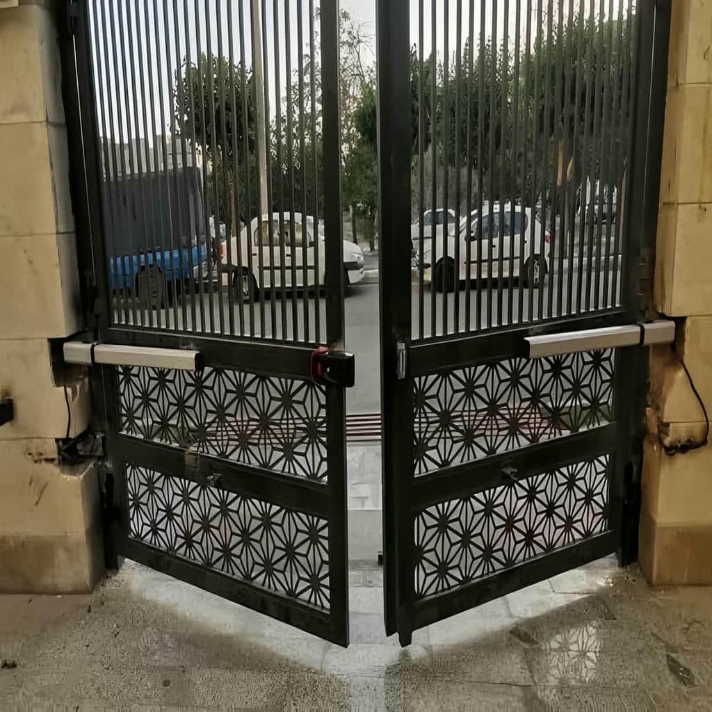 جک ریموت دار در نمونه اجرای ورودی مدرن جک ریموت دار در نمونه اجرای ورودی مدرن
