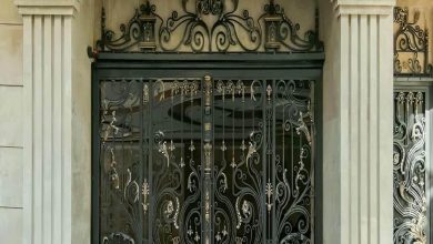 درب ورودی با لولای مناسب برای باز و بسته شدن روان