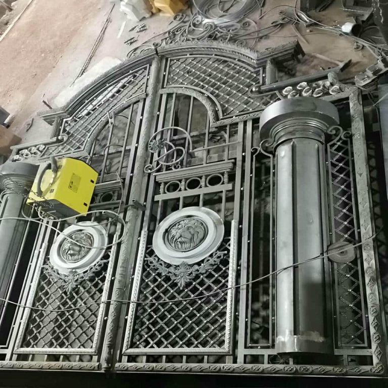 درب لوکس ویلا با بدنه فلزی در نمای مدرن