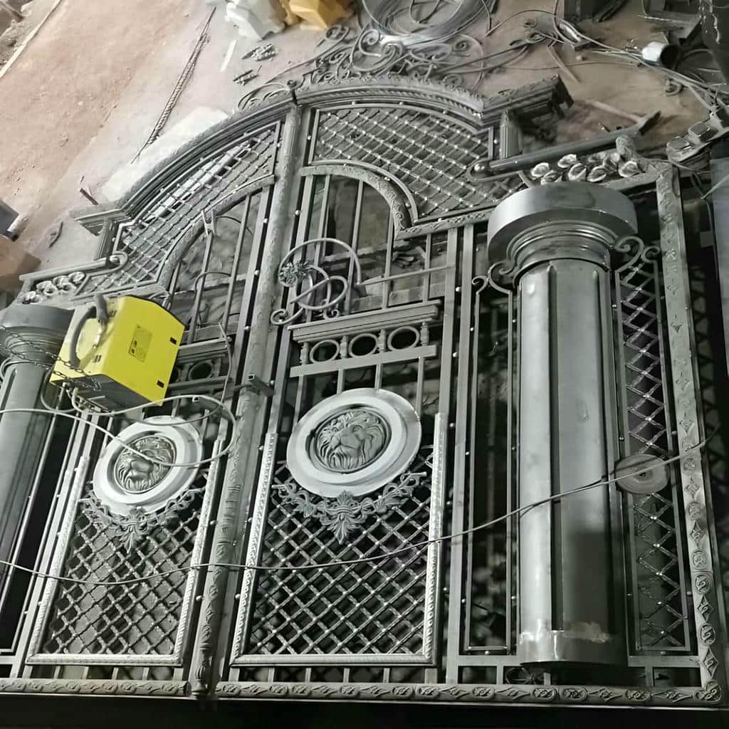 درب لوکس ویلا با بدنه فلزی در نمای مدرن