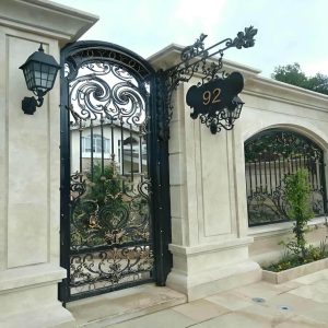 درب حیاط فلزی با قفل مناسب کنترل دسترسی