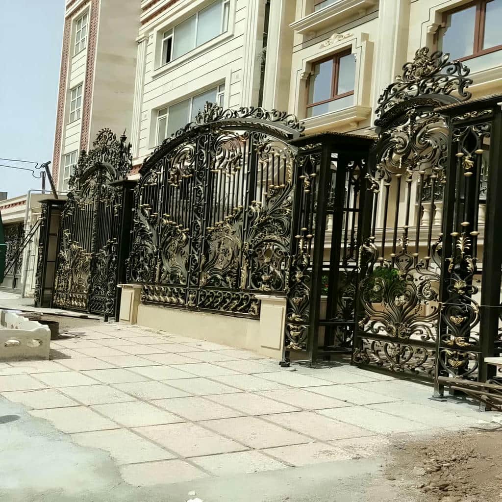 درب لوکس ویلا با خطوط ساده در نمای ورودی
