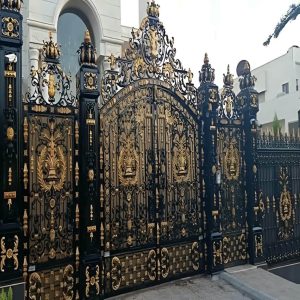 درب دو لنگه فلزی با جوشکاری تمیز روی بدنه