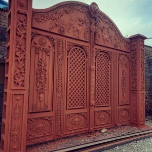 درب پارکینگ با رنگ هماهنگ نمای ساختمان