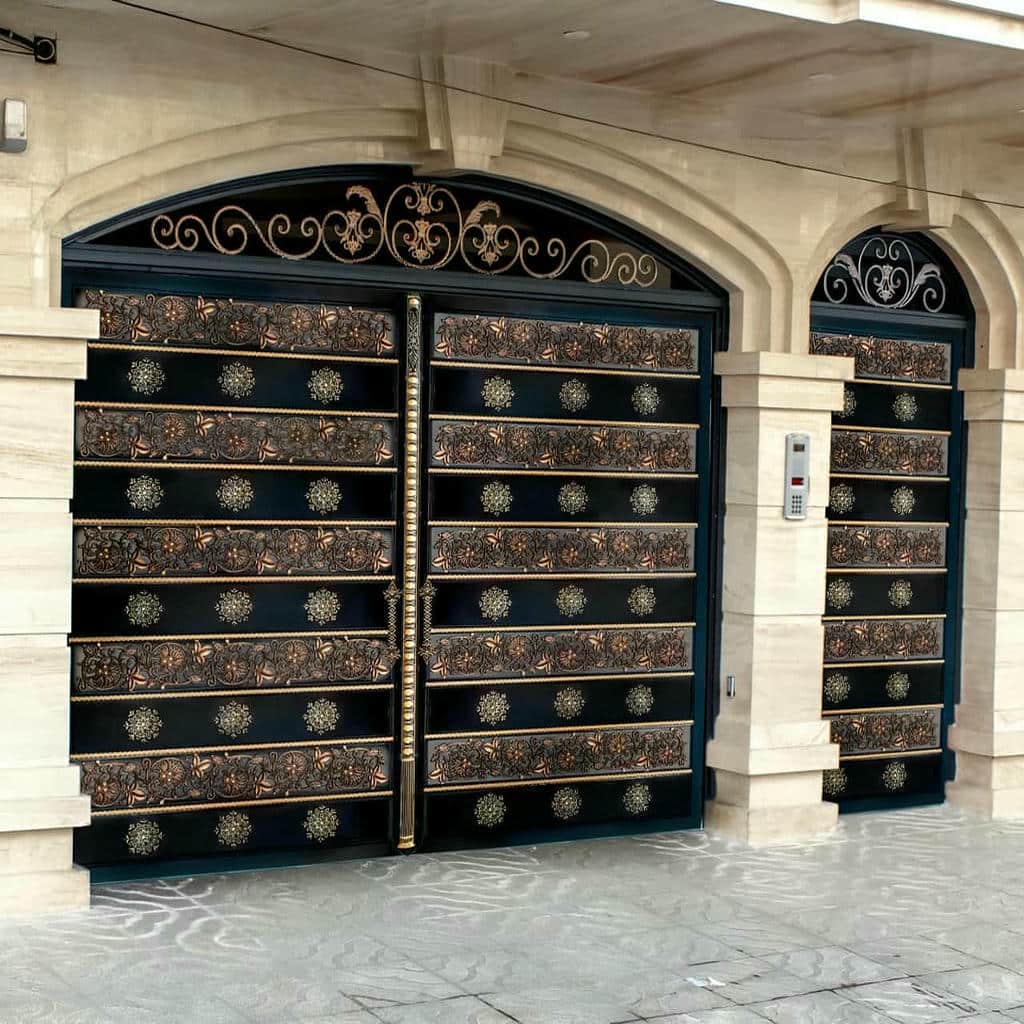 درب پارکینگ با بدنه فلزی هماهنگ با نما