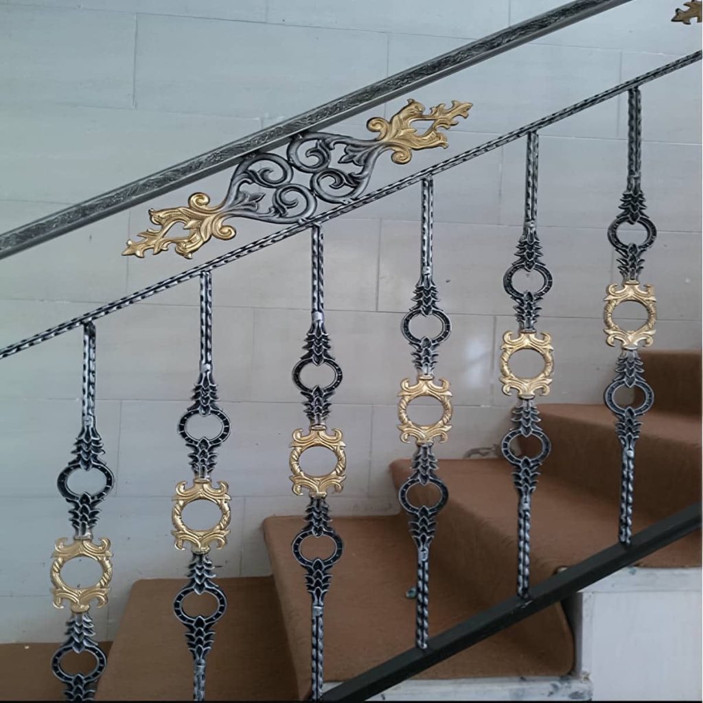 نرده پله کلاسیک با جزئیات تزئینی