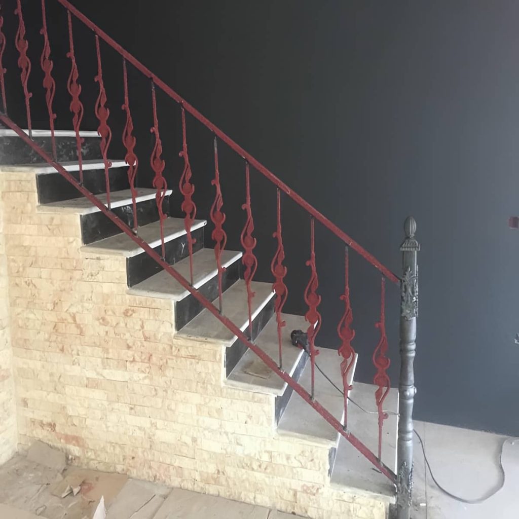 نرده فرفورژه راه پله با ساختار مناسب مسیر عبور
