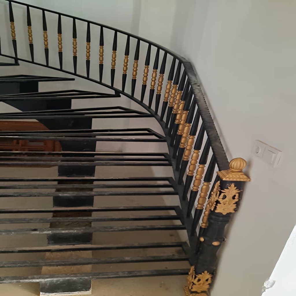 نرده فرفورژه راه پله با طراحی کلاسیک ساختمان