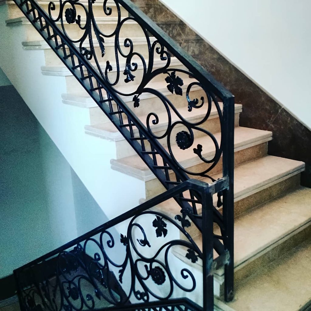 نرده فرفورژه راه پله با پوشش رنگی مقاوم
