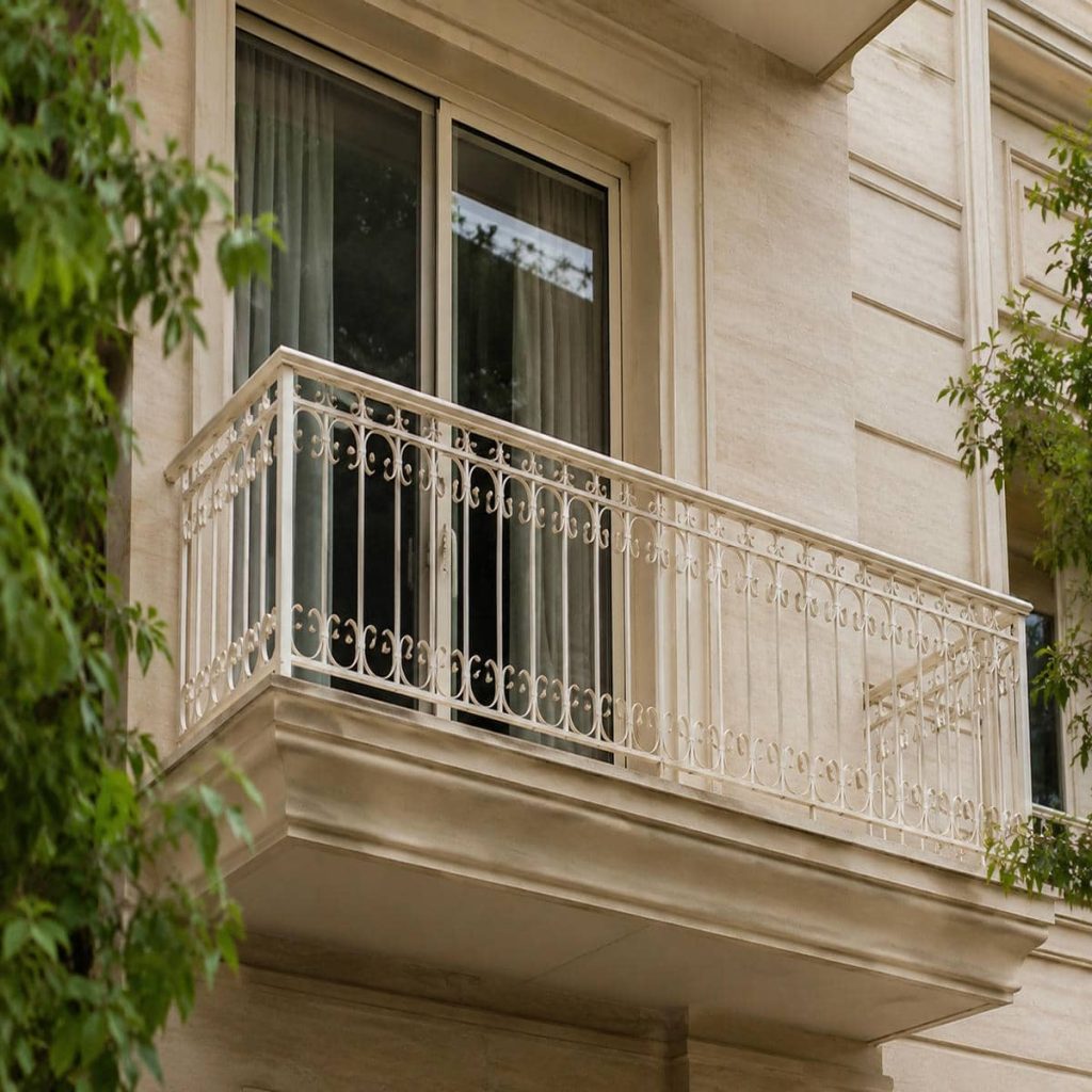 نرده کلاسیک بالکن با طراحی لوکس