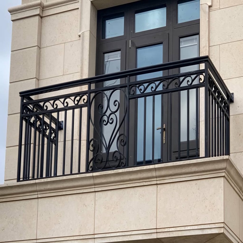 هندریل راه پله فلزی برای مسیر پرتردد