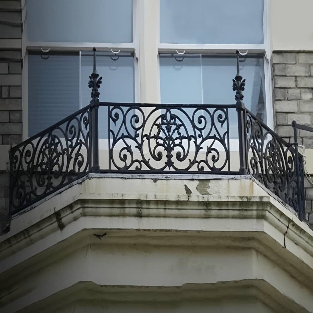 حفاظ پله با دست انداز مناسب برای رفت و آمد روزانه