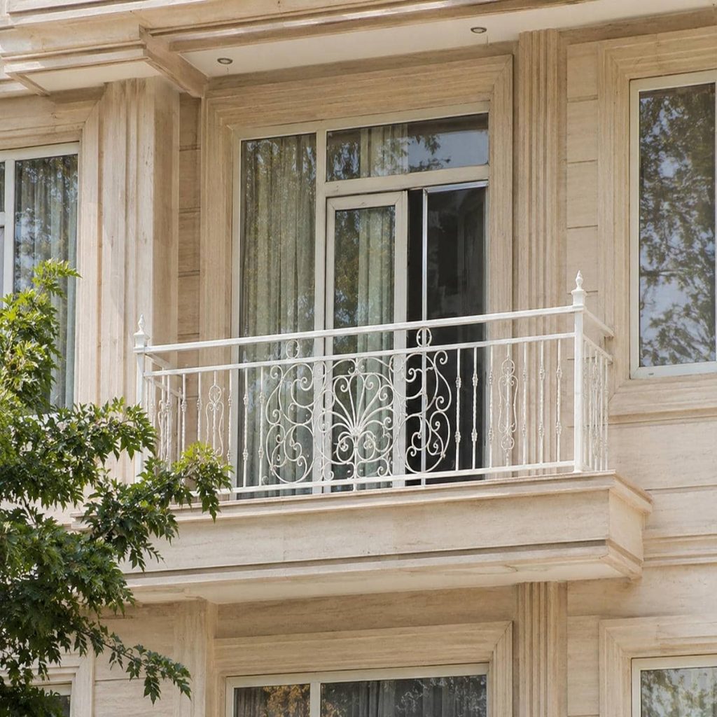 جان پناه بالکن با طراحی مناسب حفظ حریم