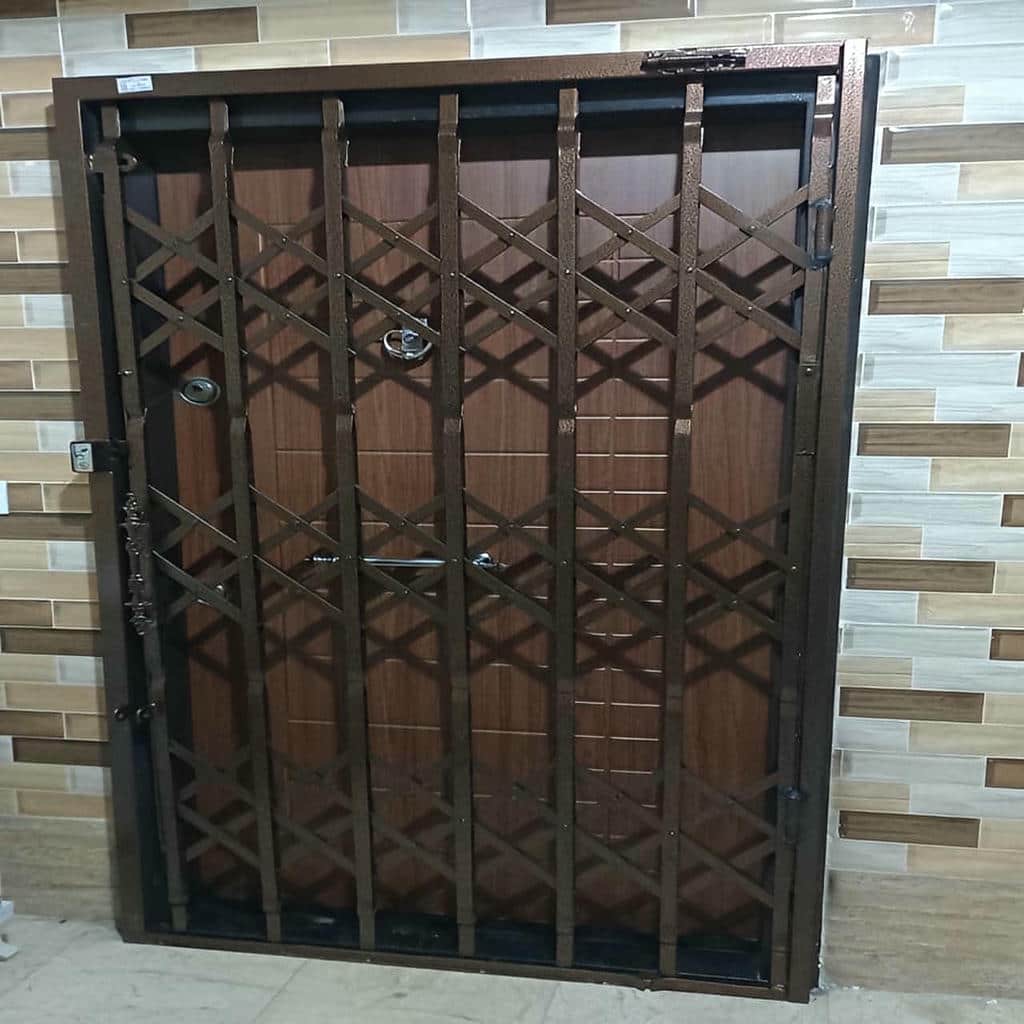 حفاظ درب آپارتمان رنگ شده