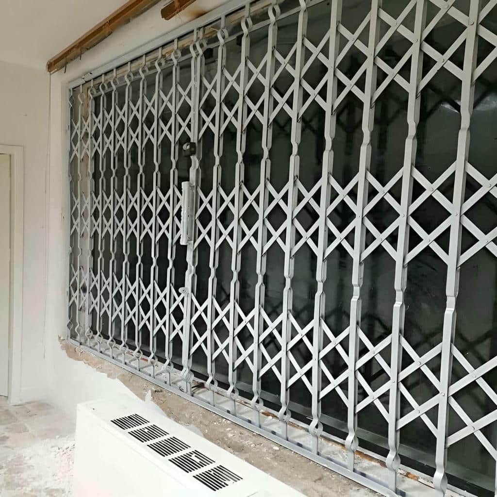 حفاظ درب آکاردئونی مشکی ورودی آپارتمان