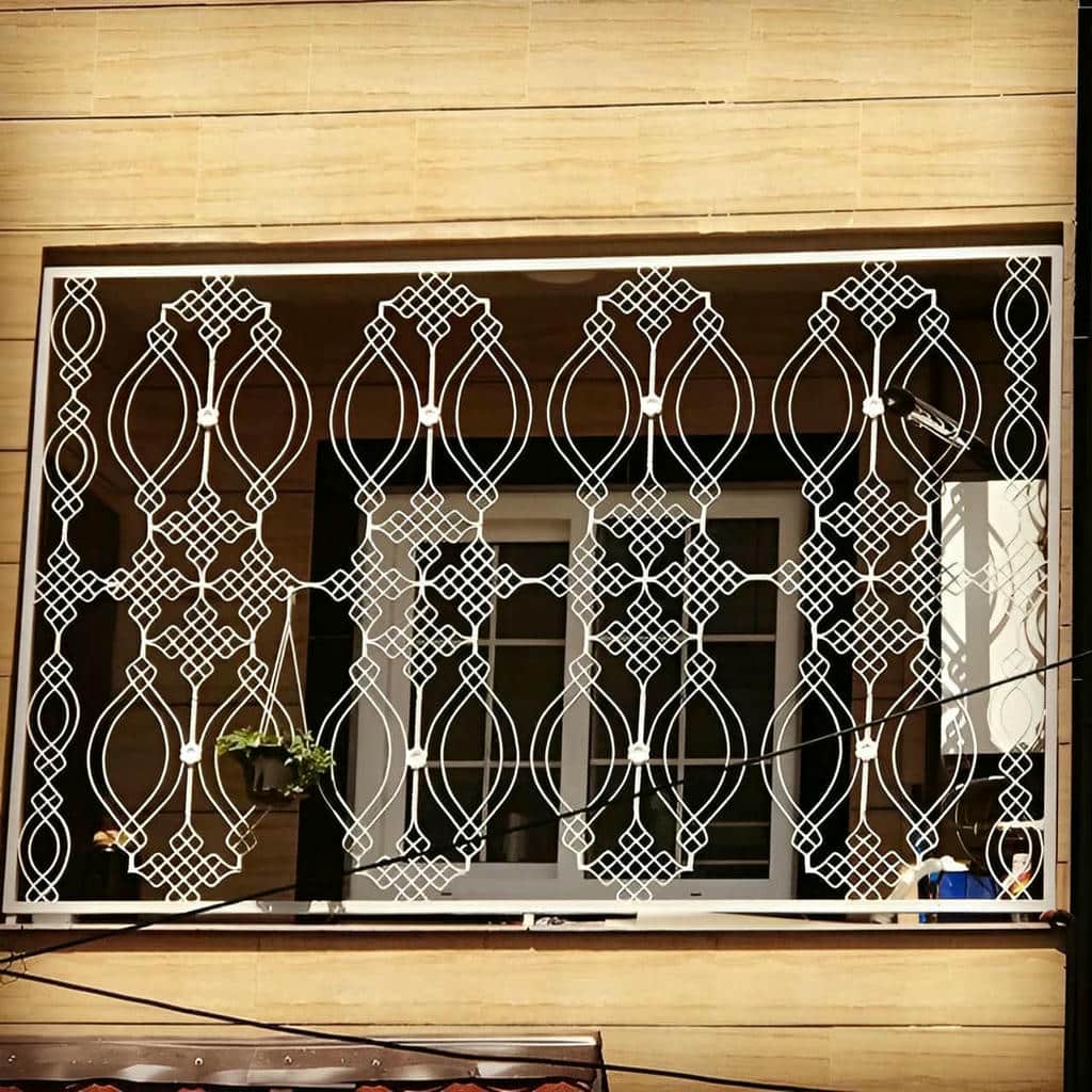 حفاظ پنجره ساختمان با فرم مدرن حفاظ پنجره ساختمان با فرم مدرن