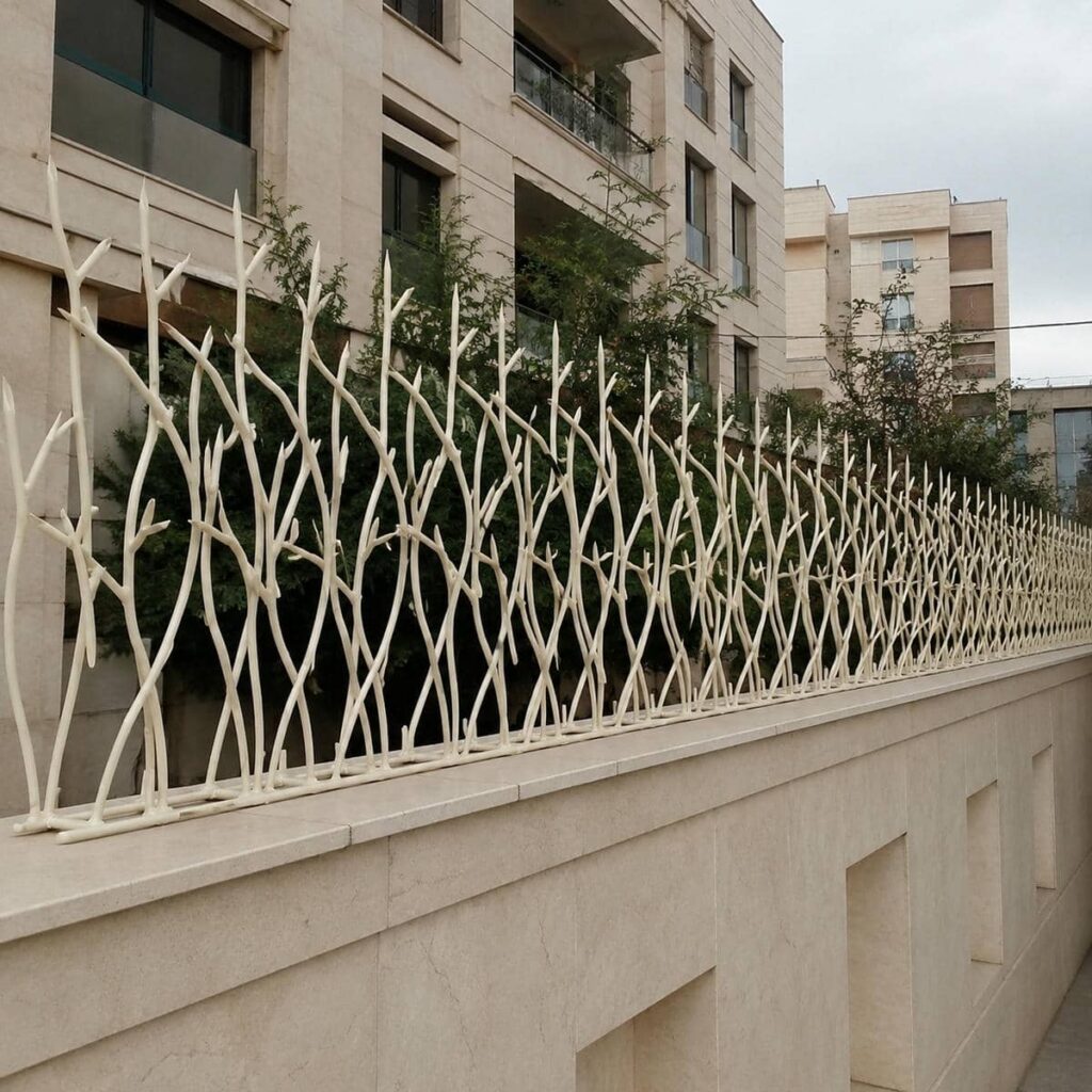 نرده روی دیوار با پوشش رنگی