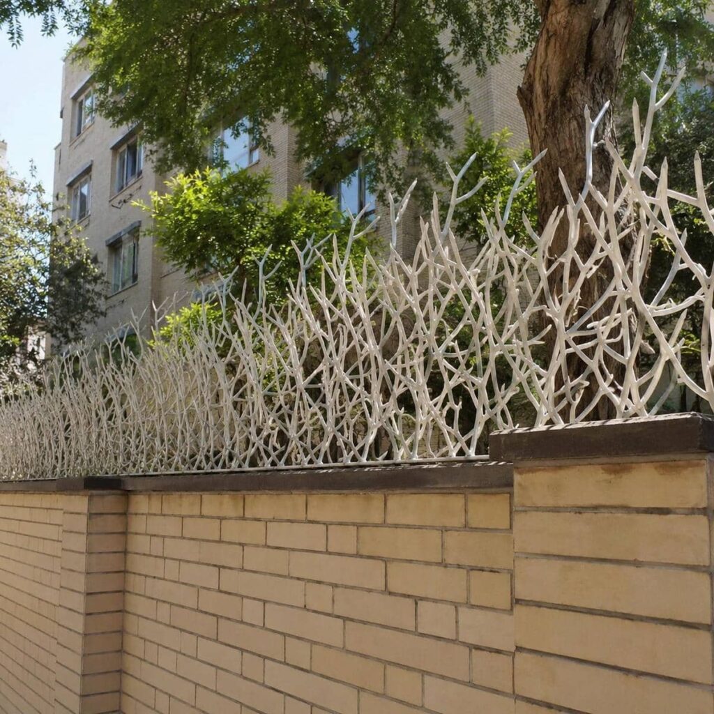 نرده روی دیوار ساختمان استان کرمان مدل شاخ گوزنی