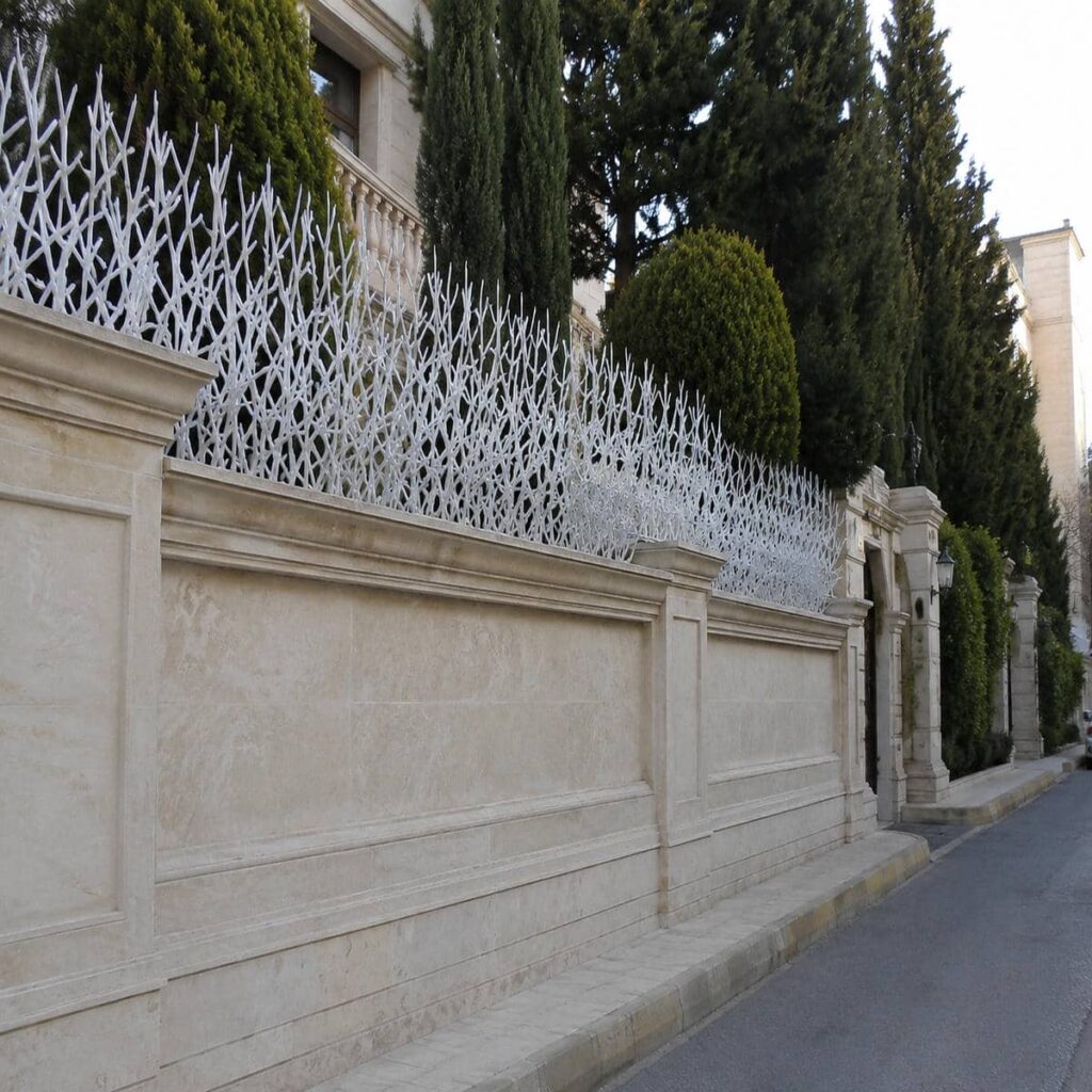 نرده روی دیوار ساختمان زاهدان