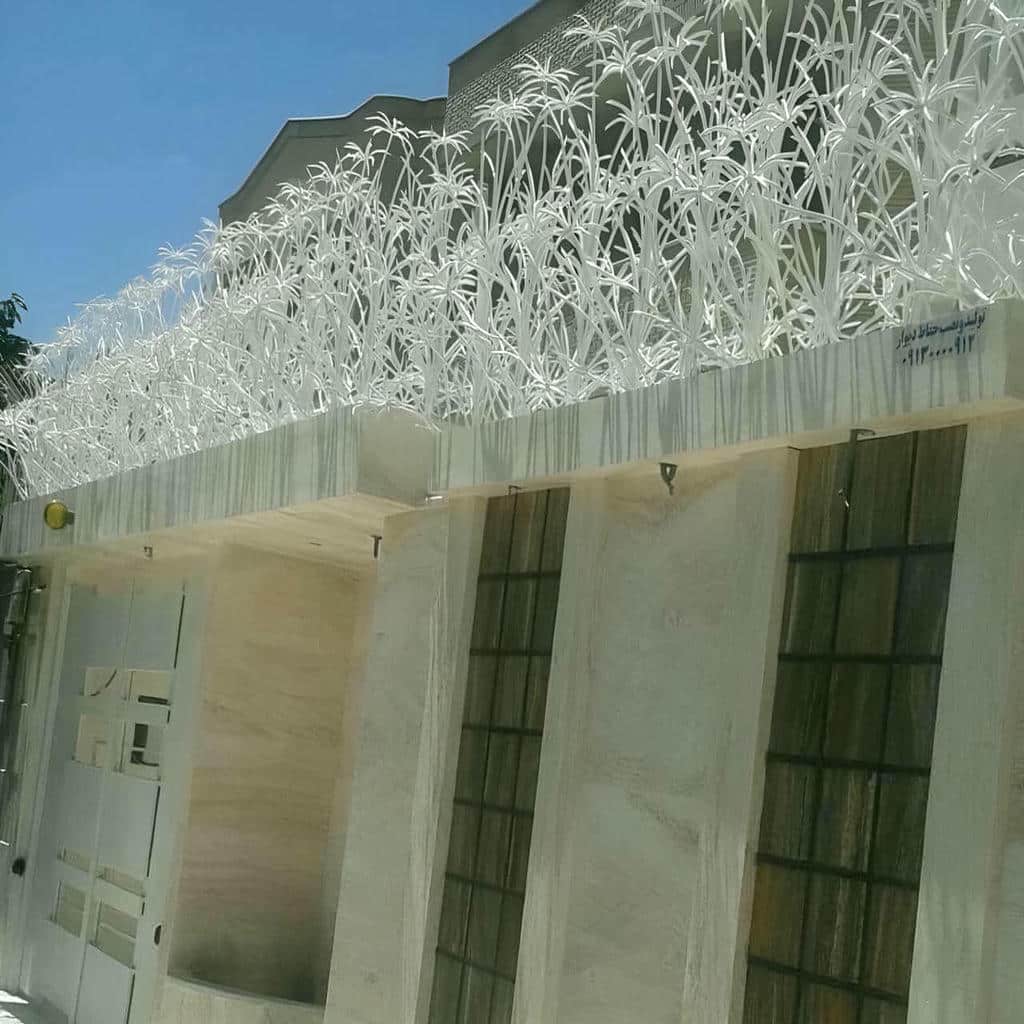 نرده روی دیوار مدرن فلزی