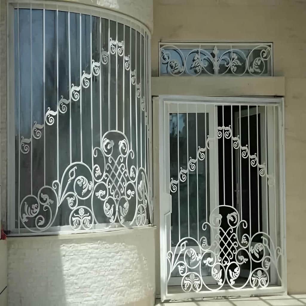 نرده پنجره فلزی با طرح ساده ساختمان